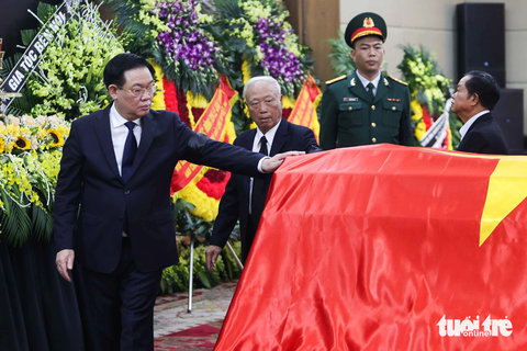 Tiễn biệt cố Phó thủ tướng Lê Văn Thành: Dấu ấn còn mãi với người Hải Phòng - Ảnh 8. Chủ tịch Quốc hội Vương Đình Huệ (bên trái) và nguyên Chủ tịch Quốc hội Nguyễn Văn An đi qua linh cữu cố Phó thủ tướng Lê Văn Thành - Ảnh: NGUYỄN KHÁNH