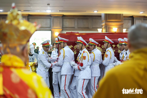 Tiễn biệt cố Phó thủ tướng Lê Văn Thành: Dấu ấn còn mãi với người Hải Phòng - Ảnh 11. Đội danh dự đưa linh cữu của cố Phó thủ tướng Lê Văn Thành vào hội trường để cử hành tang lễ - Ảnh: NGUYỄN KHÁNH