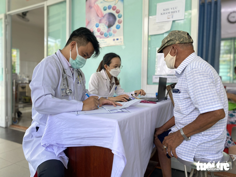 Thêm 200 người cao tuổi TP.HCM được khám sức khỏe, tầm soát hậu COVID-19 miễn phí - Ảnh 2. Đi lại khó khăn vì mất đi chân trái, ông Phạm Văn Hồng (79 tuổi, ngụ phường Sơn Kỳ, quận Tân Phú) được các bác sĩ "ưu tiên" khám, tư vấn hàng loạt bệnh mà ông đang mắc phải - Ảnh: X.MAI