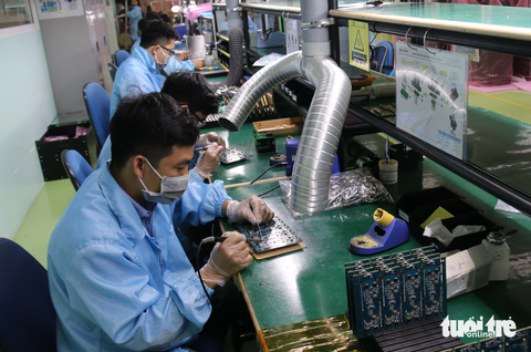 Việt Nam đang là điểm đến của nhà đầu tư Tây Âu, Bắc Mỹ để sản xuất chip, năng lượng tái tạo - Ảnh 1. Việt Nam đã thu hút nhiều nhà đầu tư lớn vào các lĩnh vực công nghệ cao. Trong ảnh: Người lao động làm việc bên trong Khu công nghệ cao TP.HCM - Ảnh: NGỌC HIỂN