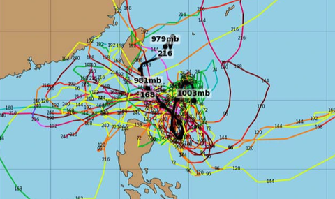 Xuất hiện áp thấp nhiệt đới phía đông Philippines - Ảnh 1. Bản đồ dự báo diễn biến áp thấp nhiệt đới của các nước trên thế giới cho thấy hướng di chuyển rất phức tạp - Ảnh: NCHMF