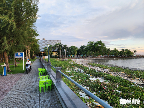 Bờ biển Rạch Giá đầy rác, mùi hôi do…nước xả thải của dân - Ảnh 3. Toàn cảnh đoạn giữa hai nhà hàng ở khu vực này đã tràn ngập rác ven bờ kè Biển Tây - Ảnh: BỬU ĐẤU