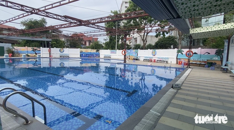 Trường chậm báo cáo, tạm đóng cửa bể bơi có nam sinh chết đuối - Ảnh 1. Bể bơi trong Trường THPT Nguyễn Trường Tộ, TP Vinh tạm đóng cửa chiều 24-8 - Ảnh: DOÃN HÒA