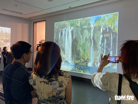Người xem thích thú trải nghiệm phòng tranh áp dụng kỹ thuật trình chiếu và ảnh động cinemagraph - Ảnh: T.ĐIỂU Người xem thích thú trải nghiệm phòng tranh áp dụng kỹ thuật trình chiếu và ảnh động cinemagraph - Ảnh: T.ĐIỂU
