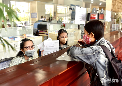 Khách đến giao dịch và làm các thủ tục về thuế tại Cục Thuế TP.HCM - Ảnh: T.T.D Khách đến giao dịch và làm các thủ tục về thuế tại Cục Thuế TP.HCM - Ảnh: T.T.D.