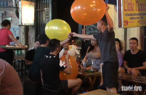 Bộ Y tế cảnh báo sử dụng "bóng cười" gây ảnh hưởng đến sức khỏe - Ảnh: DƯƠNG LIỄU Bộ Y tế cảnh báo sử dụng "bóng cười" gây ảnh hưởng đến sức khỏe - Ảnh: DƯƠNG LIỄU