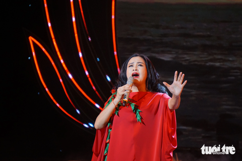 Ca sĩ Thanh Lam hát Màu hoa đỏ trong chương trình - Ảnh: T.ĐIỂU Ca sĩ Thanh Lam hát Màu hoa đỏ trong chương trình - Ảnh: T.ĐIỂU