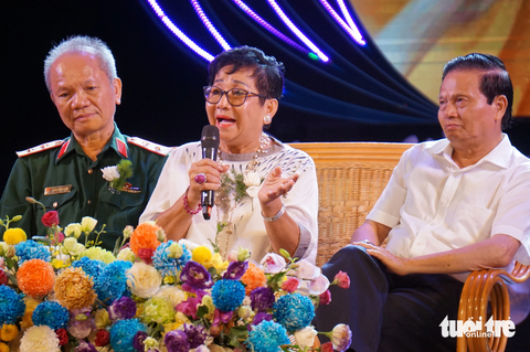Việt kiều Nguyễn Thị Minh Hoàn (giữa) và ông Lê Doãn Hợp (phải),trung tướng Hoàng Khánh Hưng (trái) giao lưu tại chương trình - Ảnh: T.ĐIỂU Việt kiều Nguyễn Thị Minh Hoàn (giữa) và ông Lê Doãn Hợp (phải), trung tướng Hoàng Khánh Hưng (trái) giao lưu tại chương trình - Ảnh: T.ĐIỂU