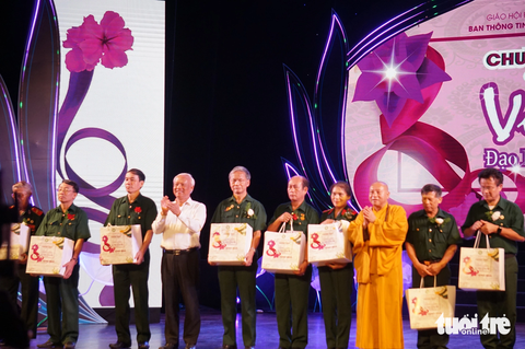 Hòa thượng Thích Gia Quang và ông Uông Chu Lưu - nguyên Phó chủ tịch Quốc hội tặng quà tri ân những người có công với đất nước - Ảnh: T.ĐIỂU Hòa thượng Thích Gia Quang và ông Uông Chu Lưu - nguyên phó chủ tịch Quốc hội - tặng quà tri ân những người có công với đất nước - Ảnh: T.ĐIỂU