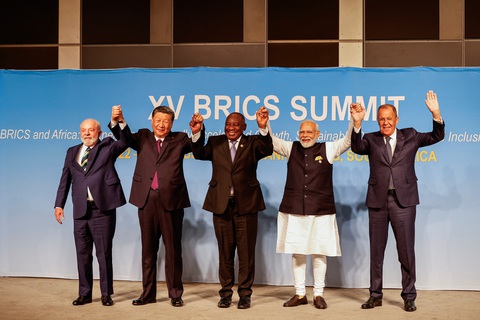 Lãnh đạo các nước thành viên hiện tại của BRICS, tại thành phố Johannesburg, Nam Phi, ngày 23-8 - Ảnh: REUTERS Lãnh đạo các nước thành viên hiện tại của BRICS, tại thành phố Johannesburg, Nam Phi, ngày 23-8 - Ảnh: REUTERS