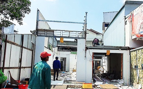 Kỷ luật sáu cán bộ trong vụ ‘cưỡng chế lộn’ nhà dân - Ảnh 1. Dù hai căn nhà riêng biệt, có vách riêng nhưng vẫn bị "cưỡng chế nhầm" - Ảnh: THANH HUYỀN