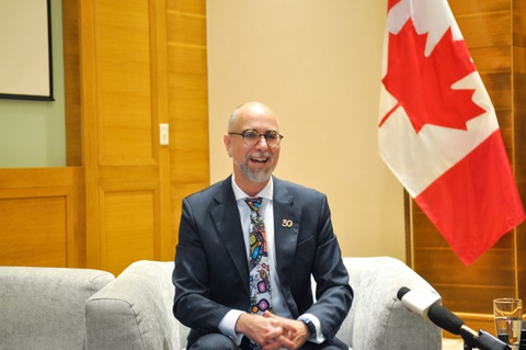 Canada sẽ mở đại sứ quán mới ở Việt Nam vào năm tới - Ảnh 1. Đại sứ Canada tại Việt Nam Shawn Steil trong cuộc họp báo ngày 24-8 ở Hà Nội - Ảnh: TRUNG QUÂN
