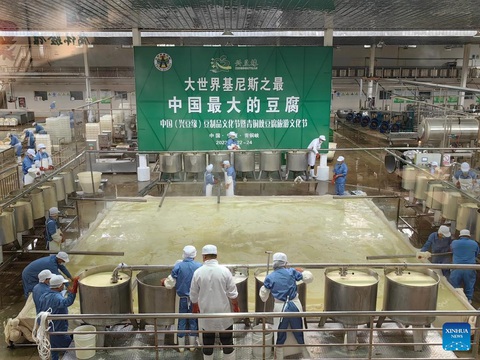 Miếng đậu phụ lớn nhất Trung Quốc có chiều dài 8m - Ảnh 2. Miếng đậu phụ lớn nhất Trung Quốc đang trong quá trình ép khuôn tạo hình - Ảnh: Tân Hoa xã
