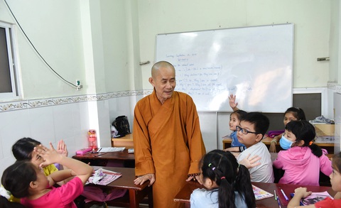 Thầy Thích Nhuận Tâm luôn quan tâm, giúp đỡ các học viên - Ảnh: Duyên Phan Thầy Thích Nhuận Tâm luôn quan tâm, giúp đỡ các học viên - Ảnh: Duyên Phan
