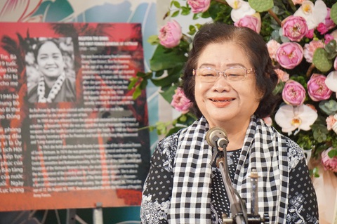Nguyên Phó chủ tịch nước Trương Mỹ Hoa chia sẻ về "dì Ba Định" tại sự kiện - Ảnh: T.ĐIỂU Nguyên Phó chủ tịch nước Trương Mỹ Hoa chia sẻ về dì Ba Định - Ảnh: T.ĐIỂU
