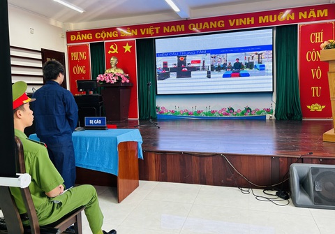 Một bị cáo bị hai tòa án cách nhau 1.600km xét xử trong cùng một buổi sáng - Ảnh 3. Bị cáo Hai tham gia phiên tòa do Tòa án nhân dân huyện Cẩm Thủy, tỉnh Thanh Hóa xét xử từ phòng xử Tòa án nhân dân huyện Bình Chánh, TP.HCM - Ảnh: KHẮC TUẤN