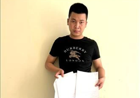 Đối tượng Đinh Văn Trường cùng tang vật vụ việc - Ảnh: TTXVN Đối tượng Đinh Văn Trường cùng tang vật vụ việc - Ảnh: TTXVN