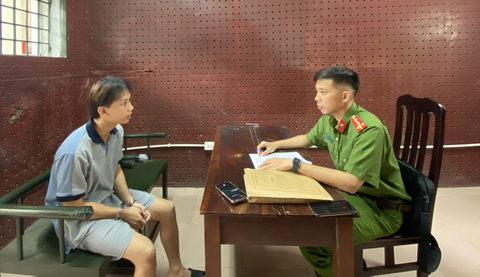 Lời khai của thầy giáo trong vụ nam sinh lớp 9 tử vong ở bể bơi nhà trường - Ảnh 1. Công an làm việc với thầy giáo Trần Lâm Thắng - Ảnh: NHẬT NAM