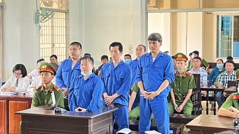 Cựu cán bộ hải quan An Giang lãnh 16 năm tù - Ảnh 1. Cựu cán bộ hải quan An Giang Bùi Quốc Việt (đứng bìa phải) bị tòa tuyên 16 năm tù vì hành vi tiếp tay buôn lậu - Ảnh: CHÍ HẠNH