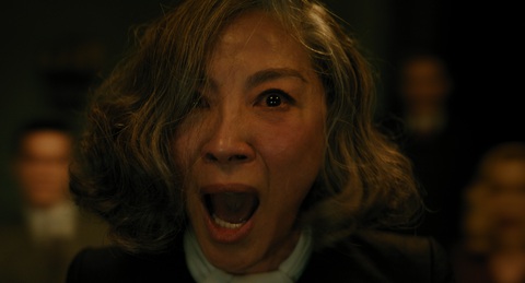 Dương Tử Quỳnh đóng nhà ngoại cảm trong ‘A Haunting in Venice’ - Ảnh 2. Dương Tử Quỳnh vào vai nhà ngoại cảm bí ẩn trong phim mới - Ảnh: CGV
