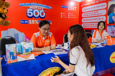 HUFLIT công bố điểm chuẩn, bổ sung xét tuyển học bạ đến 10/9 - Ảnh 4. Thí sinh tìm hiểu về phương thức xét tuyển học bạ tại HUFLIT