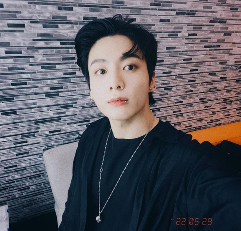 Cha Eun Woo - Jungkook bị cảnh sát hỏi thăm vì ngỡ còn tuổi ‘vị thành niên’ - Ảnh 3. Em út BTS là idol nổi đình đám khắp thế giới