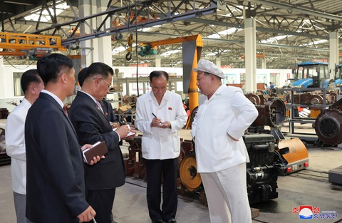 Tin tức thế giới 24-8: Trùm Wagner chết 'không gây ngạc nhiên'; Triều Tiên phóng vệ tinh thất bại - Ảnh 3. Nhà lãnh đạo Triều Tiên Kim Jong Un (phải) thăm và chỉ đạo tại nhà máy sản xuất đầu kéo Kumsong ngày 23-8 - Ảnh: REUTERS
