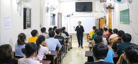 Ý thức tập trung học tập của các học viên lớp ngoại ngữ miễn phí ở chùa Lá rất cao - Ảnh: AN VI Ý thức tập trung học tập của các học viên lớp ngoại ngữ miễn phí ở chùa Lá rất cao - Ảnh: AN VI