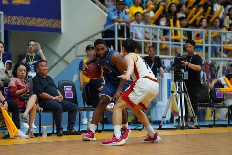 CĐV Saigon Heat vẫn yêu mến ‘người cũ’ Madarious Gibbs tại VBA - Ảnh 5. Madarious Gibbs (trái) đối đầu đồng đội cũ - Ảnh: VBA