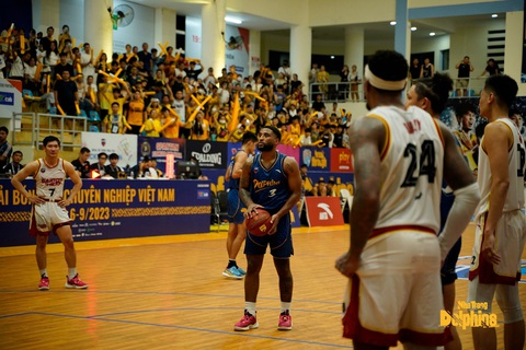 CĐV Saigon Heat vẫn yêu mến ‘người cũ’ Madarious Gibbs tại VBA - Ảnh 4. Madarious Gibbs ném phạt trong trận gặp Saigon Heat - Ảnh: VBA