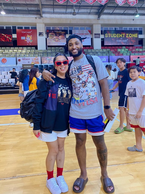 CĐV Saigon Heat vẫn yêu mến ‘người cũ’ Madarious Gibbs tại VBA - Ảnh 3. Madarious Gibbs và người hâm mộ Saigon Heat tại VBA 2023 - Ảnh: VBA