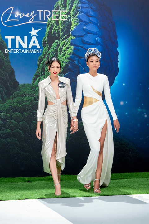 Á hậu Thạch Thu Thảo ước mơ được bước trên sàn catwalk thế giới - Ảnh 3. Thạch Thu Thảo hướng dẫn thí sinh Miss Earth Vietnam 2023 sải bước trên sàn diễn.