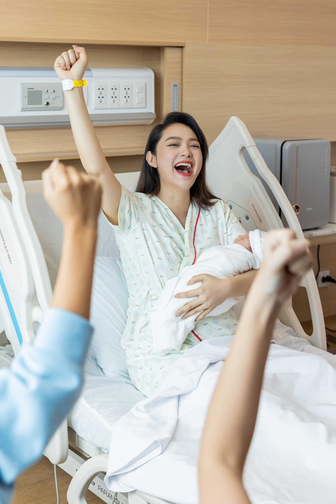 Minh Hằng khoe hình ảnh vượt cạn nhưng một chi tiết khó hiểu - Ảnh 2. Mẹ bỉm sữa Minh Hằng với gương mặt trang điểm kỹ lưỡng, bế con trai 1 ngày tuổi