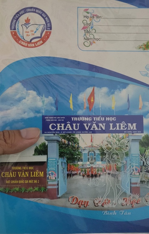 Phụ huynh học sinh lớp 1 ‘tố’ trường ép mua vở độc quyền - Ảnh 1. Phụ huynh học sinh lớp 1 ở Long Xuyên, An Giang "tố" bị ép mua vở độc quyền in hình cổng trường Tiểu học Châu Văn Liêm - Ảnh: CHÍ HẠNH