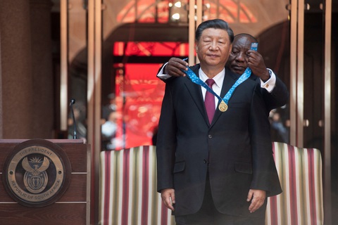 Tổng thống Nam Phu Cyril Ramaphosa trao trặng Huân chương Nam Phi cho Chủ tịch Trung Quốc Tập Cận Bình trước thềm khai mạc Hội nghị Thượng đỉnh khối BRICS hôm 22-8 - Ảnh: REUTERS Tổng thống Nam Phi Cyril Ramaphosa trao tặng Huân chương Nam Phi cho Chủ tịch Trung Quốc Tập Cận Bình trước thềm khai mạc Thượng đỉnh nhóm BRICS hôm 22-8 - Ảnh: REUTERS