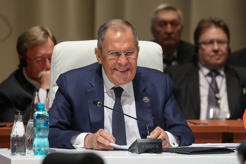 Ông Lavrov tươi cười tại phiên họp ngày 23-8 trong khuôn khổ Thượng đỉnh nhóm BRICS - Ảnh: REUTERS Ngoại trưởng Nga Sergei Lavrov tươi cười tại phiên họp hôm 23-8 trong khuôn khổ Thượng đỉnh nhóm BRICS - Ảnh: REUTERS