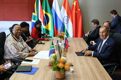 Ngoại trưởng Nga Sergei Lavrov (phải) họp riêng cùng Ngoại trưởng Nam Phi Naledi Pandor (trái) hôm 23-8, bên thềm Thượng đỉnh nhóm BRICS - Ảnh: REUTERS Ông Lavrov họp riêng cùng Ngoại trưởng Nam Phi Naledi Pandor (trái) hôm 23-8, bên lề Thượng đỉnh nhóm BRICS. Ông Lavrov thay mặt ông Putin dẫn đầu đoàn đại biểu của Nga tham dự hội nghị thượng đỉnh lần này - Ảnh: REUTERS
