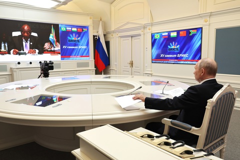Phòng họp trực tuyến Thượng đỉnh BRICS của ông Putin tại Matxcơva. Tổng thống Nga không thể dự trực tiếp hội nghị ở Johannesburg vì một số lý do, trong đó có việc tránh rắc rối từ lệnh bắt của Tòa án Hình sự quốc tế (ICC) - Ảnh: AFP Phòng họp trực tuyến Thượng đỉnh nhóm BRICS của ông Putin tại Matxcơva. Tổng thống Nga không thể dự trực tiếp hội nghị ở Johannesburg vì một số lý do, trong đó có việc tránh rắc rối từ lệnh bắt của Tòa án Hình sự quốc tế (ICC) - Ảnh: SPUTNIK
