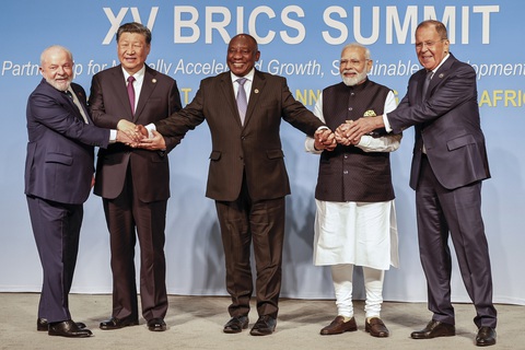 Đại diện các nước thành viên khối BRICS chụp ảnh lưu niệm tại Hội nghị Thượng đỉnh lần thứ 15 của khối này hôm 23-8 - Ảnh: AFP Đại diện các nước thành viên nhóm BRICS chụp ảnh lưu niệm tại Hội nghị Thượng đỉnh lần thứ 15 của nhóm này hôm 23-8 - Ảnh: AFP