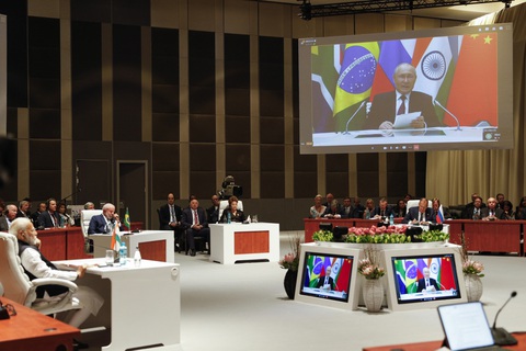 Lãnh đạo các nước thuộc nhóm BRICS theo dõi phần phát biểu của Tổng thống Nga Vladimir Putin qua nền tảng trực tuyến - Ảnh: REUTERS Lãnh đạo các nước thuộc nhóm BRICS theo dõi trực tuyến phần phát biểu của Tổng thống Nga Vladimir Putin hôm 23-8. Ông Putin không đến Nam Phi dự Thượng đỉnh nhóm nước này - Ảnh: REUTERS