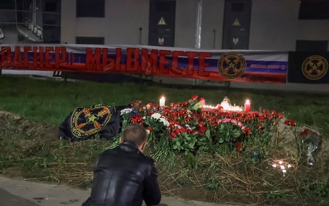 Một người dân St. Petersburg đứng trước đài tưởng niệm của ông Prigozhin tại thành phố này - Ảnh: REUTERS Một người dân St. Petersburg đứng trước điểm tưởng niệm ông Prigozhin tại thành phố này - Ảnh: REUTERS