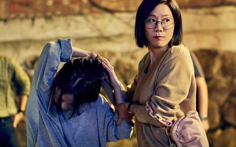 ‘Not Others’: Câu chuyện về gia đình ‘trái tính trái nết’ - Ảnh 3. Hai mẹ con trái ngược tính cách tạo nên những tình huống dở khóc dở cười - Ảnh: Soompi