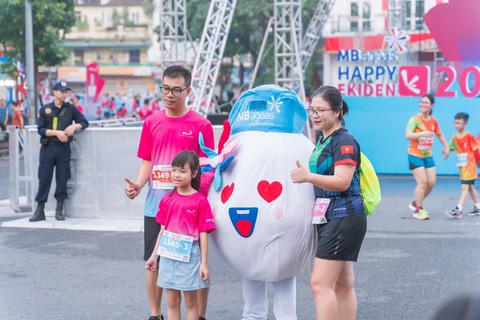 Những khoảnh khắc ấn tượng tại giải chạy MB Ageas Life Happy Ekiden 2023 - Ảnh 1. Những khoảnh khắc ấn tượng tại giải chạy MB Ageas Life Happy Ekiden 2023 - Ảnh 1.