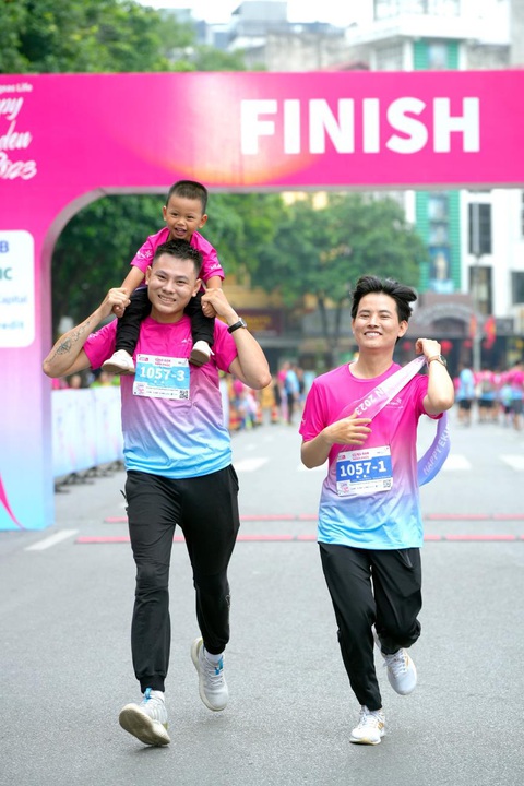 Những khoảnh khắc ấn tượng tại giải chạy MB Ageas Life Happy Ekiden 2023 - Ảnh 4. Gia đình Cọp - cặp đôi TikToker nổi tiếng cũng tham gia với mong muốn đóng góp cho cộng đồng