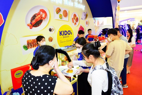 Nhiều điểm bán bánh Trung thu sôi động, sớm phục vụ nhu cầu người dân - Ảnh 2. Nhiều điểm bán bánh Trung thu sôi động, sớm phục vụ nhu cầu người dân - Ảnh 2.