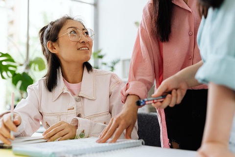 Quản trị năng lượng của nhân viên - Ảnh 2. Vài phút buôn chuyện cũng không hại gì cho ai cả - Ảnh: Pexels