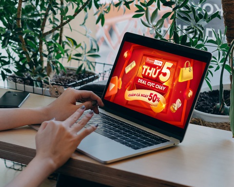 Mỗi thứ 5 hàng tuần, người dùng sẽ được “tắm” trong mưa deal giảm 50% tại ngày hội “Thứ 5 deal cực cháy” trên Shopee Live Mỗi thứ 5 hàng tuần, người dùng sẽ được “tắm” trong mưa deal giảm 50% tại ngày hội “Thứ 5 deal cực cháy” trên Shopee Live