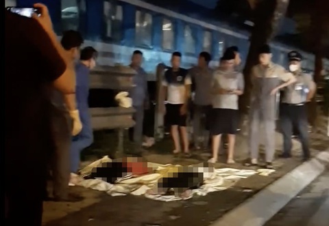 Tàu hỏa tông 2 thiếu nữ ở Hà Nội - Ảnh 1. Hiện trường vụ tàu hỏa tông hai thiếu nữ - Ảnh: N.M.