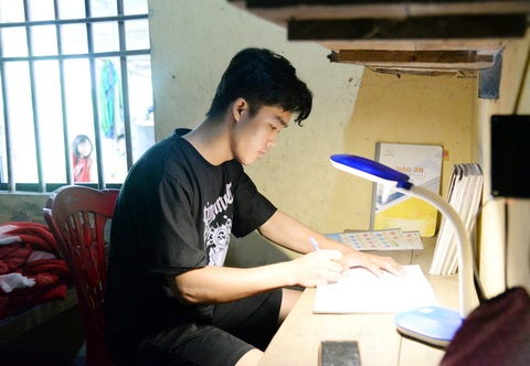 Học bổng toàn phần dành cho cậu học trò nghèo xứ Nghệ - Ảnh 2. Đình Thắng sẽ luôn nỗ lực trong học tập để gây dựng sự nghiệp nhằm giúp đỡ gia đình ở tương lai