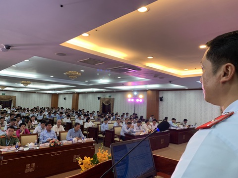 Sẽ hình thành mạng lưới chuyên gia làm đề thi tốt nghiệp THPT - Ảnh 2. Chánh Thanh tra Bộ Giáo dục và Đào tạo Nguyễn Đức Cường phát biểu tại hội nghị - Ảnh: TRẦN HUỲNH